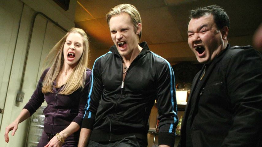 Szene aus "True Blood" mit Kristin Bauer, Alexander Skarsgard und Patrick Gallagher