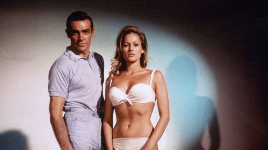 Szenenbild aus "James Bond 007 – Dr. No" mit Sean Connery als James Bond und Ursula Andress als Honey Ryder