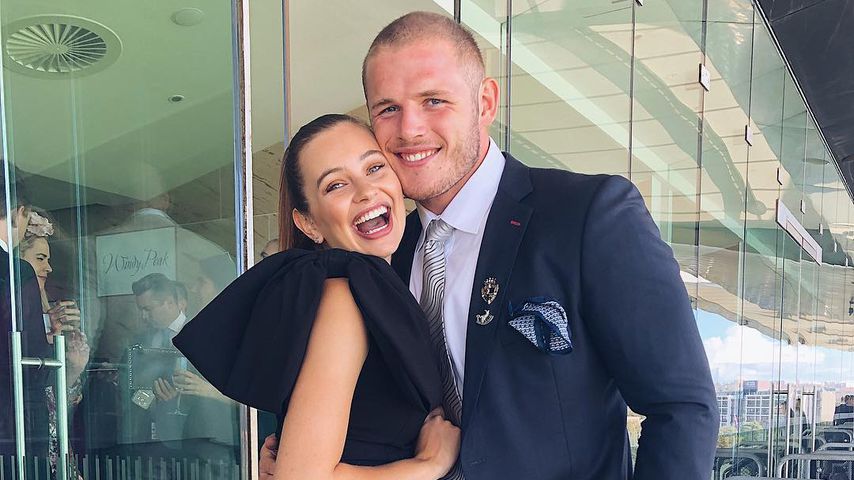 Na endlich: Tom Burgess' Freundin zeigt ihren Mini-Babybauch
