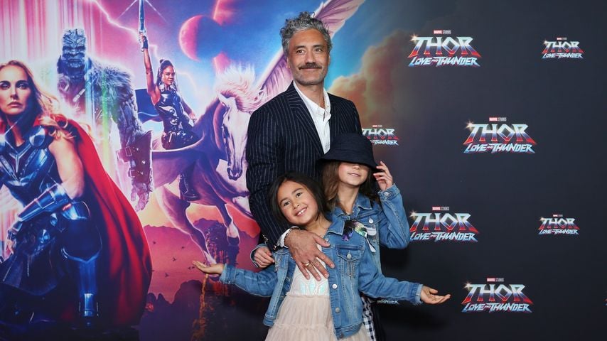 Taika Waititi mit seinen Kindern
