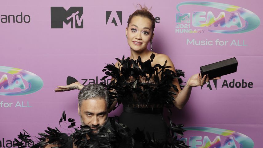 Taika Waititi und Rita Ora bei den MTV EMAs 2021
