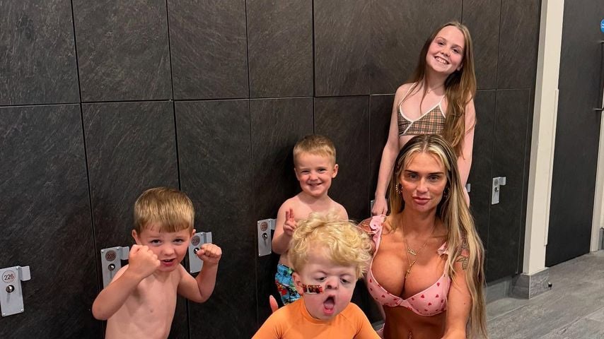 "Geordie Shore"-Star Talia Oatway mit ihren Kindern, Mai 2025