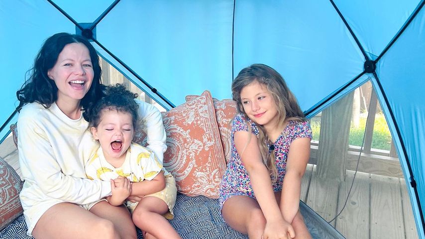Tammin Sursok und ihre Töchter im Juli 2022