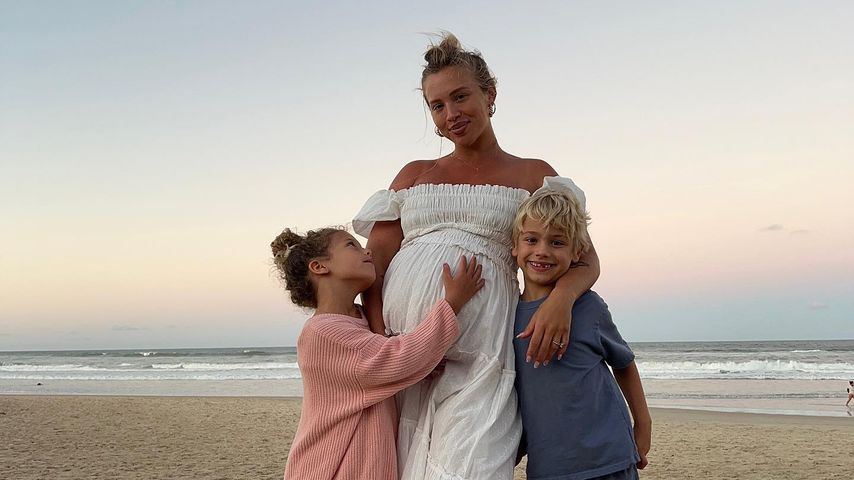 Tammy Hembrow mit ihren Kindern Saskia und Wolf im April 2022