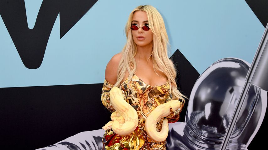 Wie Britney Spears: Tana Mongeau mit Schlange bei den VMAs!