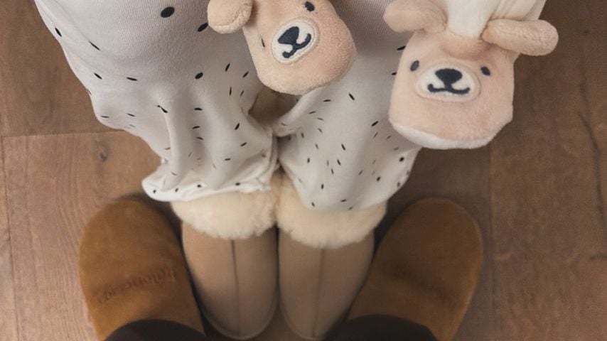 Tanja Makarićs Füße mit Baby und Unbekanntem, Dezember 2025