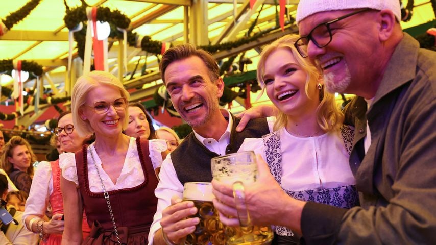 Tanja May, Florian Silbereisen, Lisa-Marie Friedle und DJ Ötzi stoßen am ersten Wiesn-Tag 2026 mit Maßkrügen an