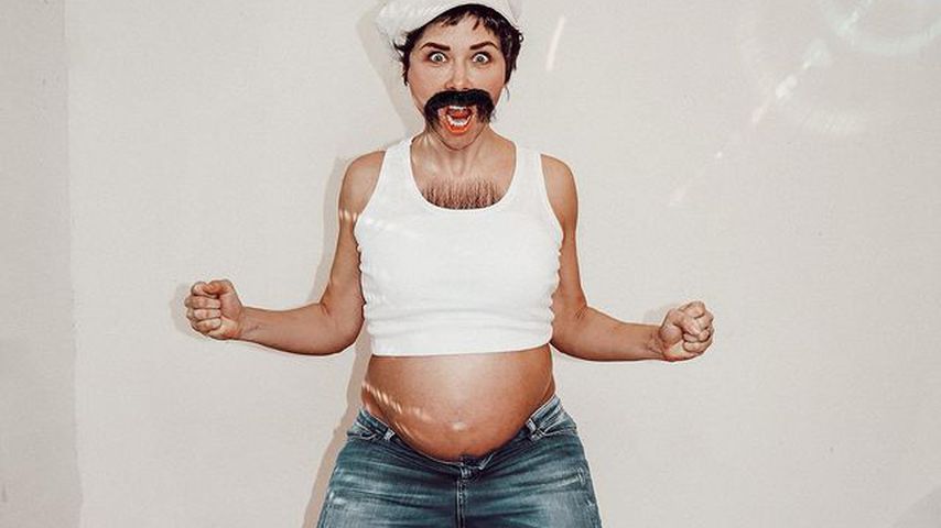 "Bierbauch": Schwangere Tanja Szewczenko beweist Humor!