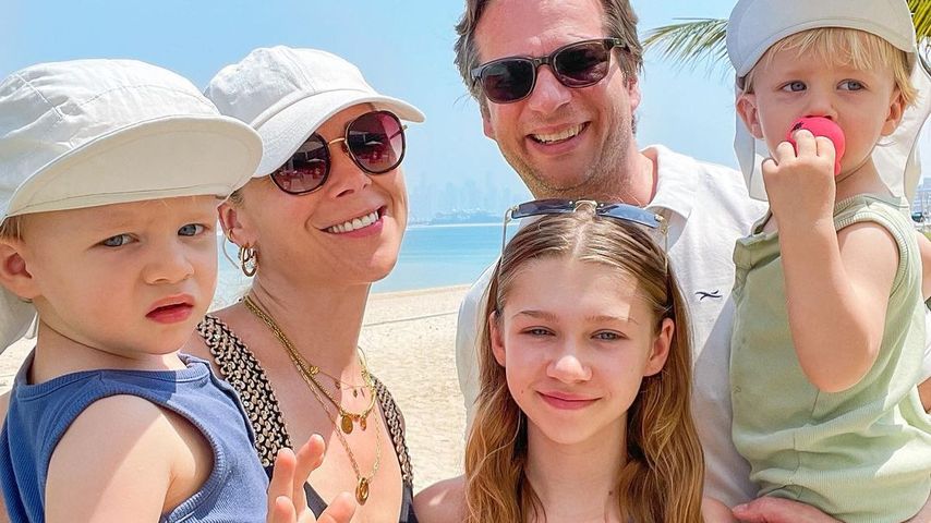 Tanja Szewczenko und Norman Jeschke mit ihren drei Kindern, Dubai 2023