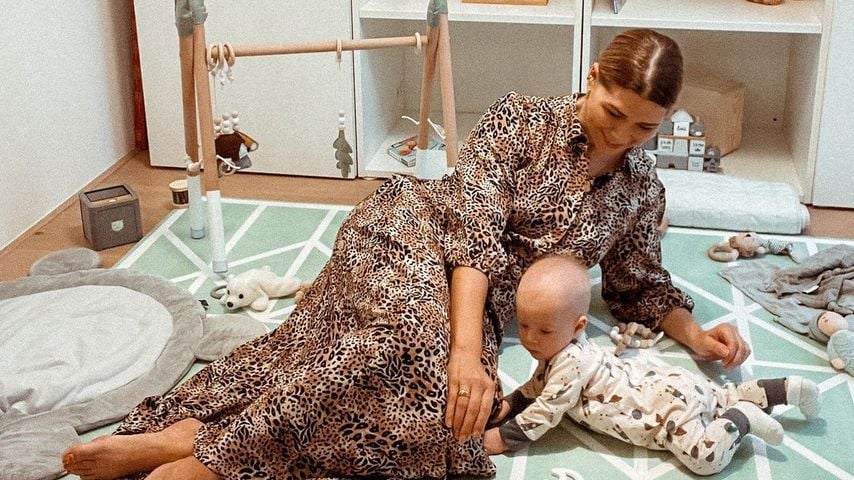 Total Süß! Tanja Szewczenkos Twins rollen und robben schon