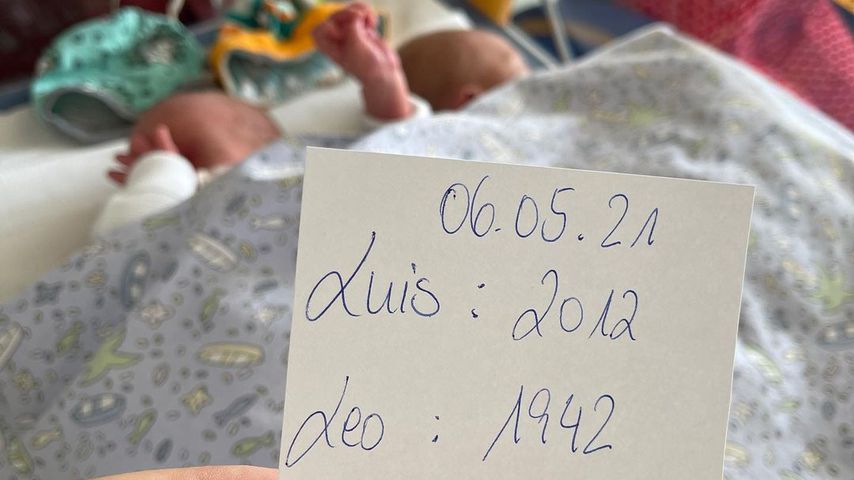Tanja Szewczenko zeigt das Gewicht ihrer Zwillinge
