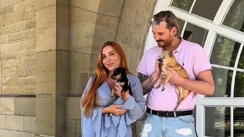 Tara Tabitha und Dennis Lodi mit ihrem neuen Hund (links), April 2026