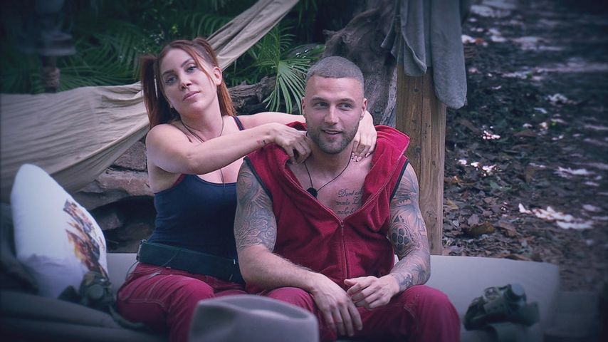 Tara Tabitha und Filip Pavlovic bei einer Massage