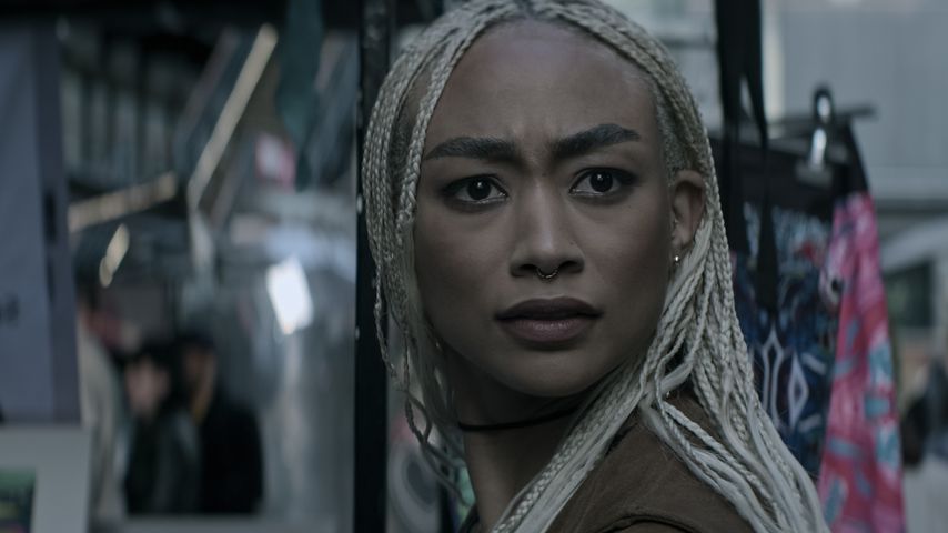 Tati Gabrielle als Marienne in "You", Staffel 4