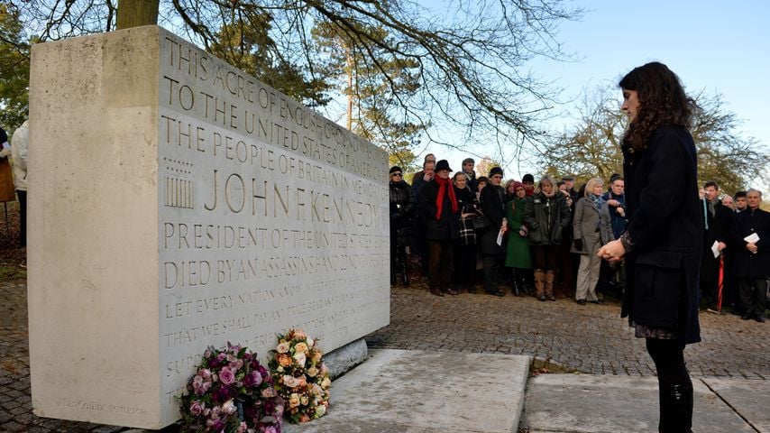 Tatiana Schlossberg legt in Runnymede einen Kranz zum 50. Todestag von John F. Kennedy nieder