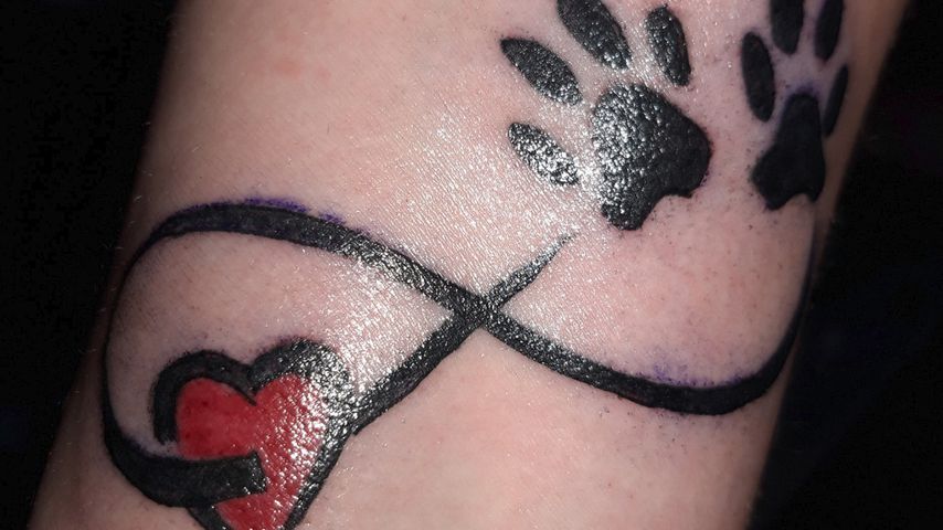Schwiegertochter-Ingos Annika trägt jetzt ein Liebes-Tattoo