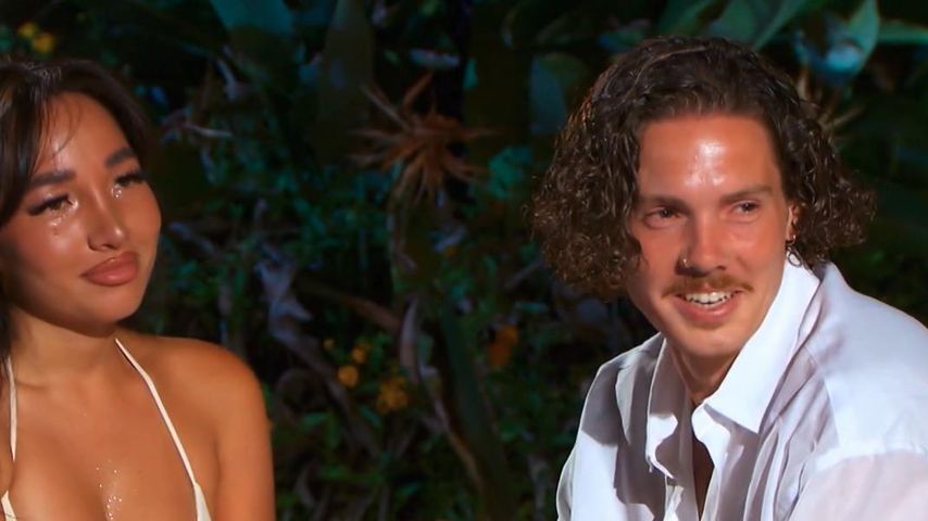 Tatum Sara und Louis Streich beim "Temptation Island"-Lagerfeuer
