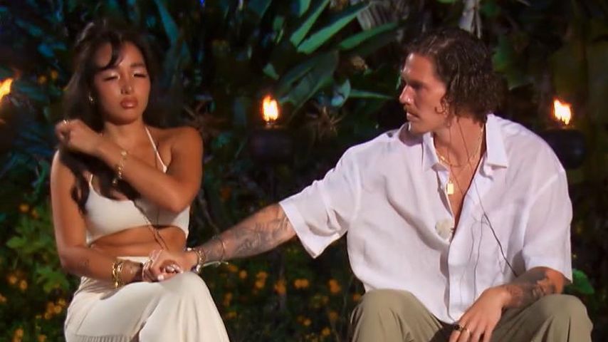 Tatum Sara und Louis Streich beim "Temptation Island"-Lagerfeuer