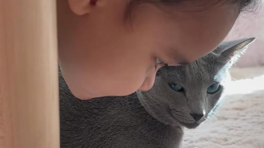 Tatum Thompson mit einer Katze