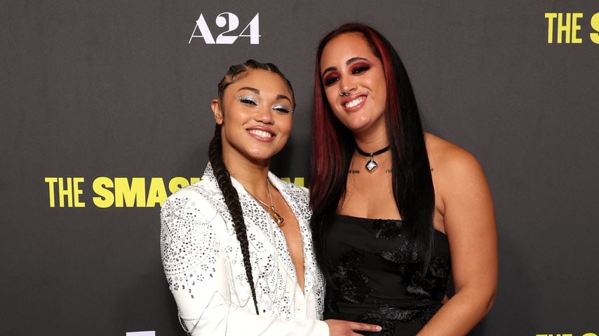 Simone Johnson macht ihre Beziehung zu Wrestlerin öffentlich