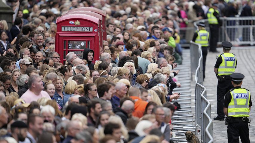 Menschen warten auf den Trauerzug für die Queen in Edinburgh, September 2022