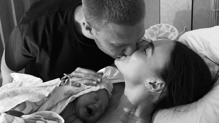 Tayla Damir und Nathan Broad mit ihrem Baby