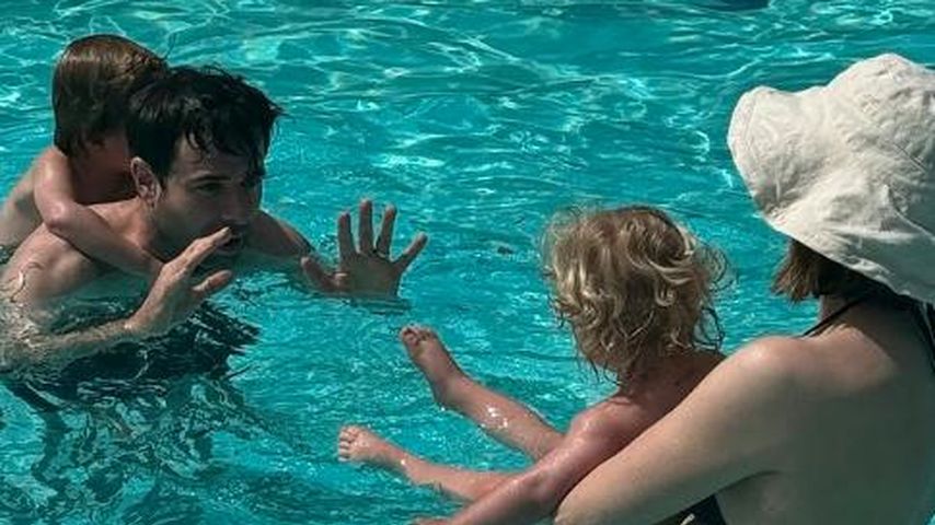 Taylor Goldmith, Mandy Moore und ihre Kinder im Pool, 2024