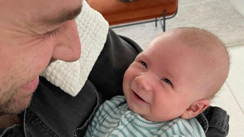 Taylor Goldsmith mit seinem Sohn August im März 2021