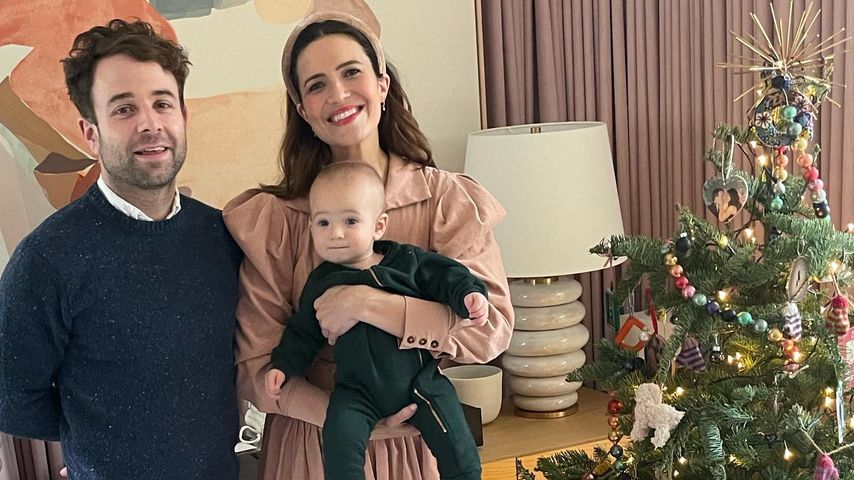 Taylor Goldsmith und Mandy Moore mit ihrem Sohn August im Dezember 2021