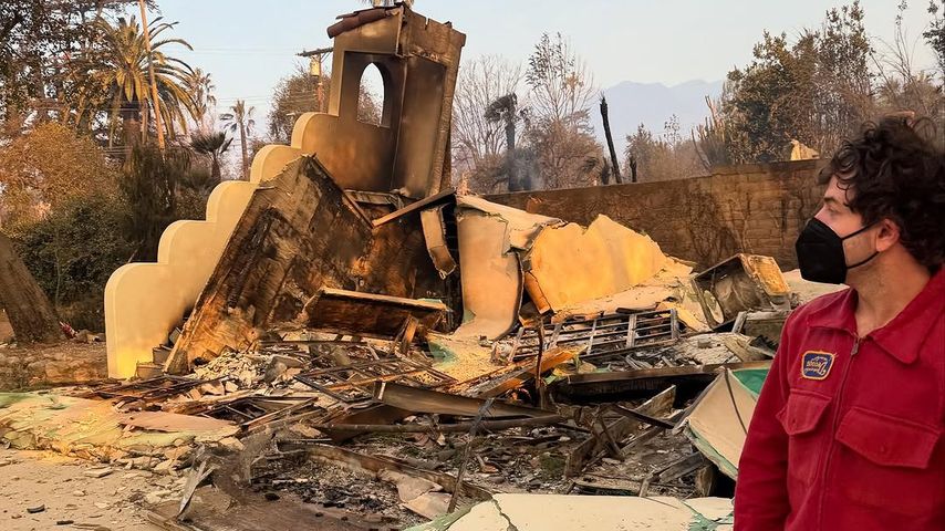 Taylor Goldsmith vor der Brandruine seines Hauses