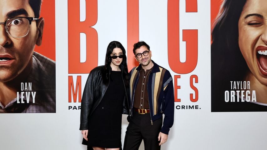 Taylor Ortega und Dan Levy bei der BIG Mistakes Necklace Installation in Vanderbilt Hall, Grand Central Terminal, New York City