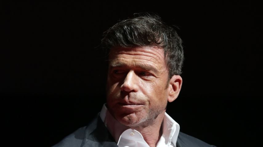 Auf der Premiere von "1883" in Las Vegas: Taylor Sheridan spricht auf der Bühne