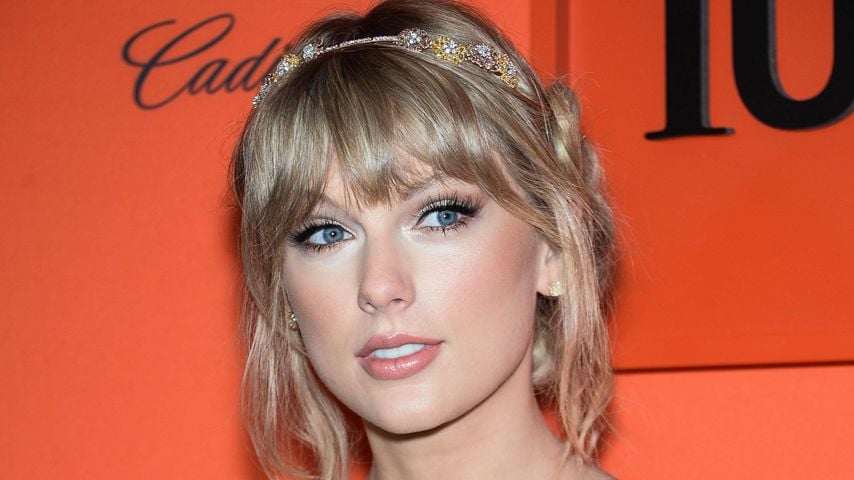 Taylor Swift überrascht beim Konzert ihres Verlobten Travis
