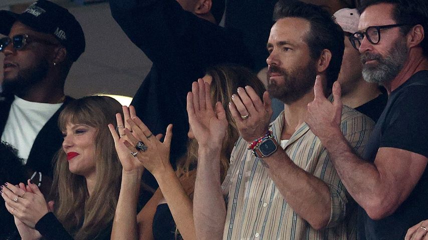 Taylor Swift, Blake Lively, Ryan Reynolds und Hugh Jackman bei einem NFL-Spiel, Oktober 2023