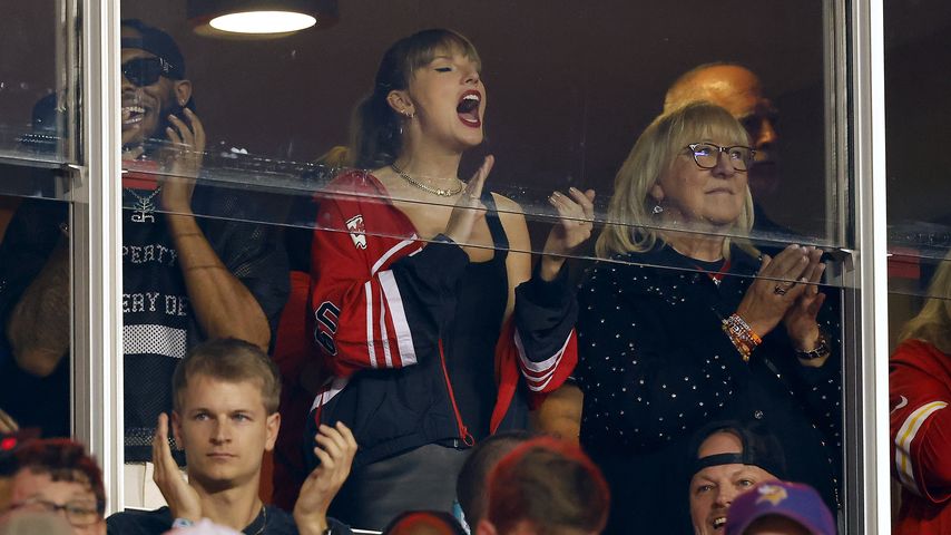 Taylor Swift neben Donna Kelce beim Spiel der Chiefs gegen die Broncos