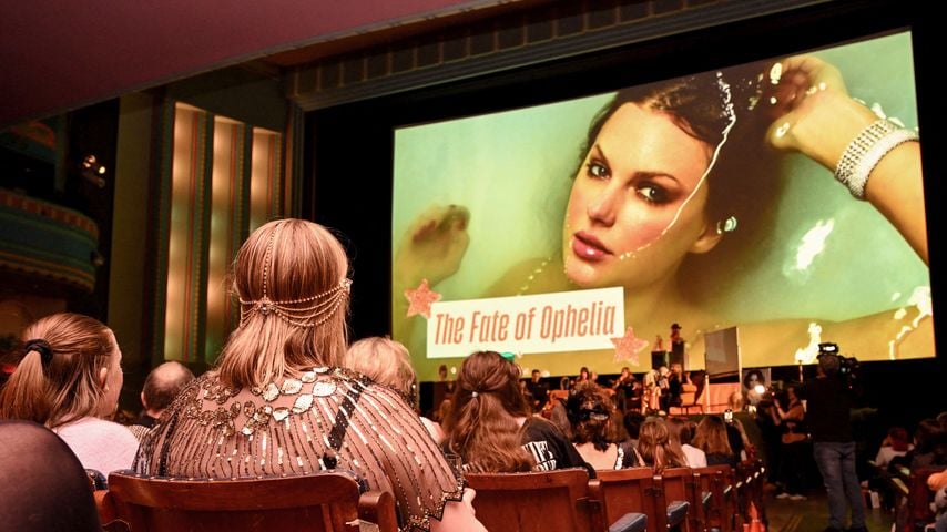 Taylor-Swift-Fans hören bei einem Listening-Event im Astor Theatre in Melbourne Songs aus "The Life of a Showgirl"