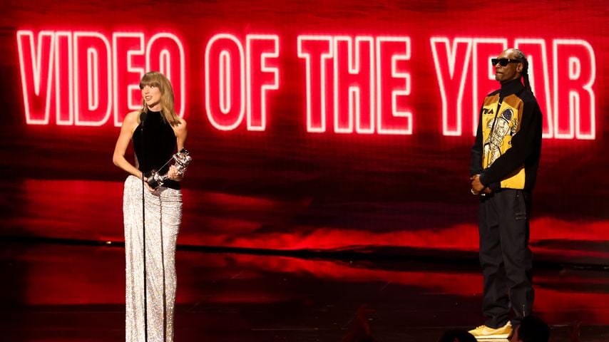 Taylor Swift mit ihrem "Video of the Year"-Award von Snoop Dogg bei den MTV VMAs 2026