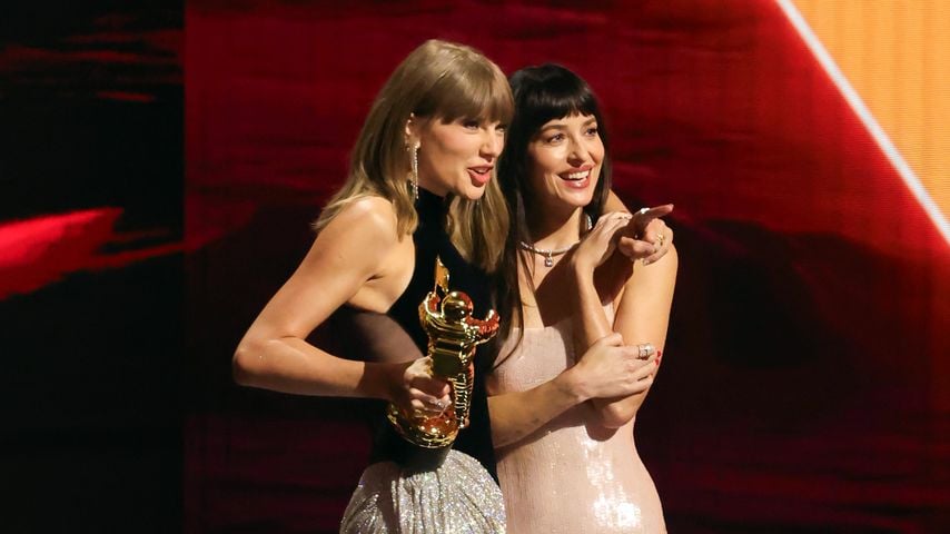 Taylor Swift nimmt bei den VMAs 2026 im Peacock Theater eine Auszeichnung von Dakota Johnson entgegen