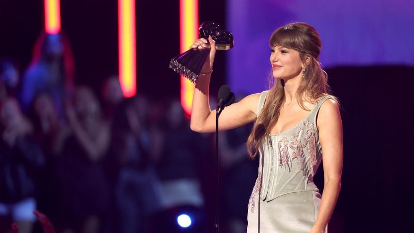 Taylor Swift bei den iHeartRadio Music Awards im Dolby Theatre, nachdem sie den Preis für Pop-Album des Jahres entgegennimmt