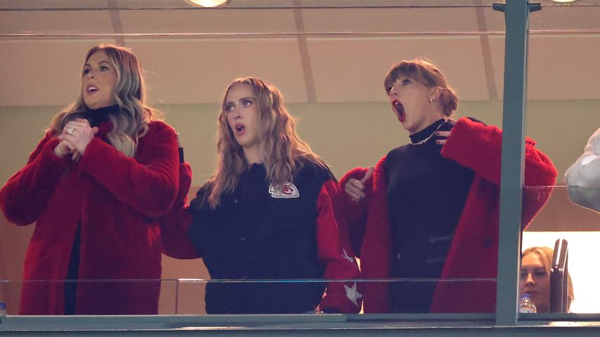 Taylor Swift mit Brittany Mahomes (m) und Lyndsay Bell (l)