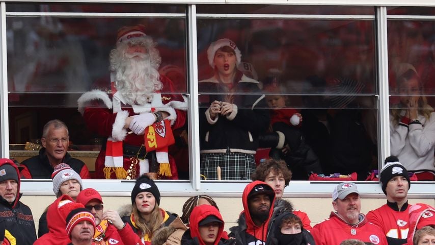 Taylor Swift mit mysteriösem Weihnachtsmann bei Chiefs-Spiel
