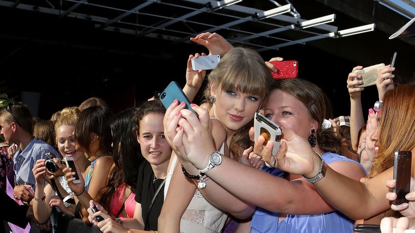 Taylor Swift mit Fans bei den 26. ARIA Awards 2012