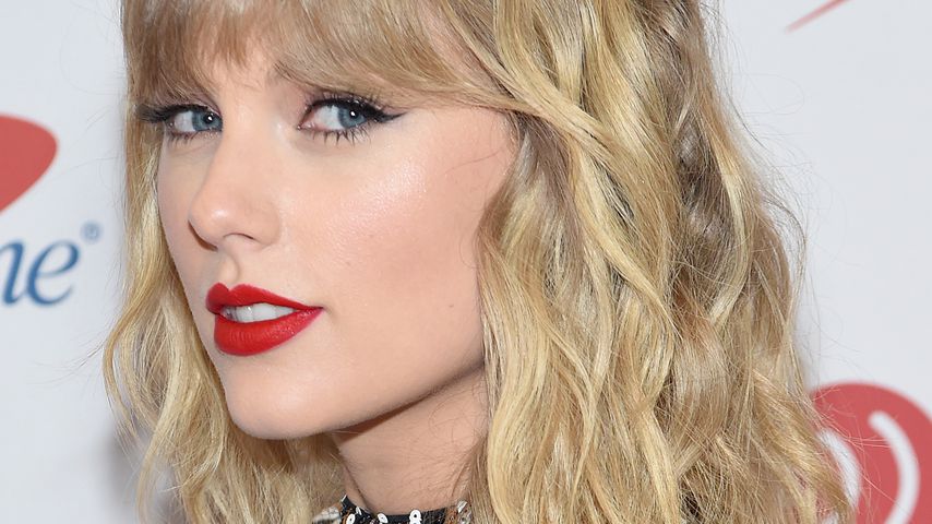 Taylor Swift mit einem Paillettenkleid