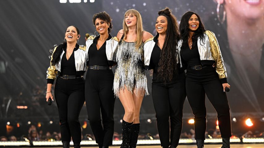 Taylor Swift und ihre Tänzerinnen bei einem Konzert in Amsterdam im Juli 2024
