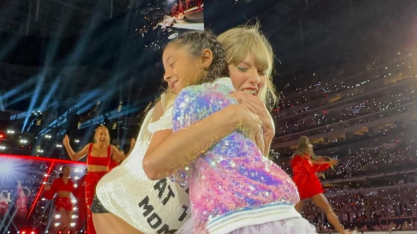 Taylor Swift umarmt Kobe Bryants (†) Tochter während Konzert