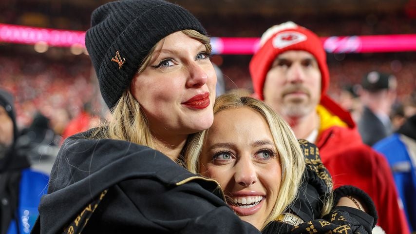 Taylor Swift und Brittany Mahomes feiern zusammen einen Sieg der Kansas City Chiefs