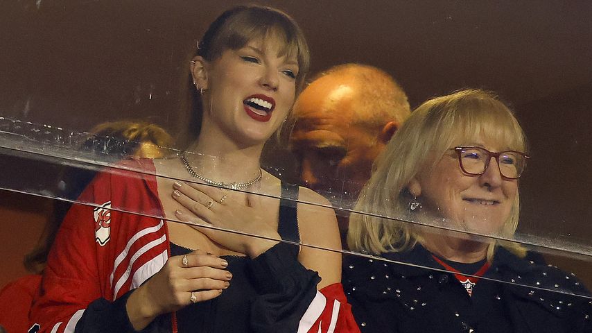 Mit Travis' Mama: Taylor Swift in voller Montur beim Spiel!