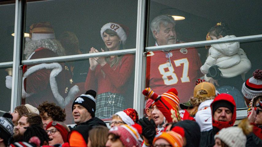Taylor Swift und Ed Kelce bei einem Footballspiel