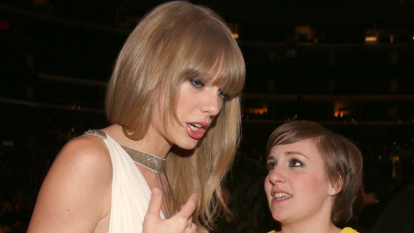 Taylor Swift und Lena Dunham bei den Grammys 2013