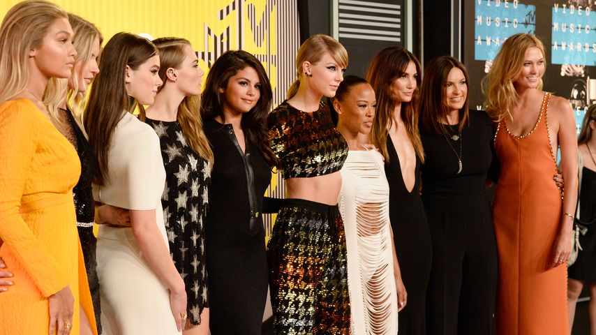 Taylor Swift und prominente Freunde während eines Events